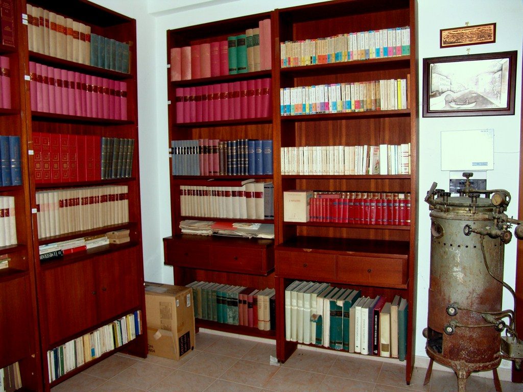 04- Guido Chidichimo's Library and an old sterilezer (Copia).JPG